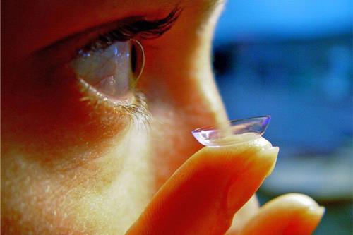 استفاده مجدد از لنزهای تماسی خطر عفونت چشم را بیشتر می کند