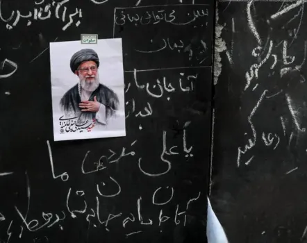 روایت دیواری که هزاران آقا... را در آغوش کشید